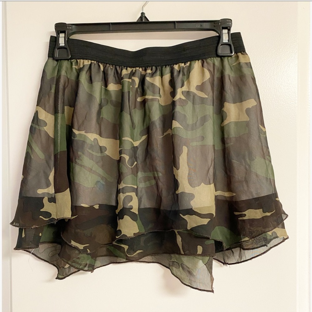 DG NY Junior’s Camo Print Mini Skirt w/ Black Stretchy Waistband